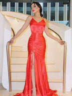Robe de bal sans manches à bretelles fines en satin soyeux plissé avec gaine/colonne