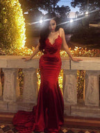 Vestidos de Festa em Cetim com Aplicações, Sem Mangas, Alças Finas e Bainha Coluna