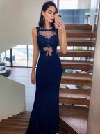 Abito da cerimonia aderente a colonna in spandex senza maniche con applicazioni e scollo a U