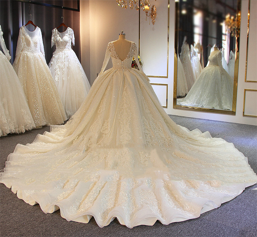 Abiti da sposa lunghi a linea ad A lucidi con perline complete e allacciatura con maniche