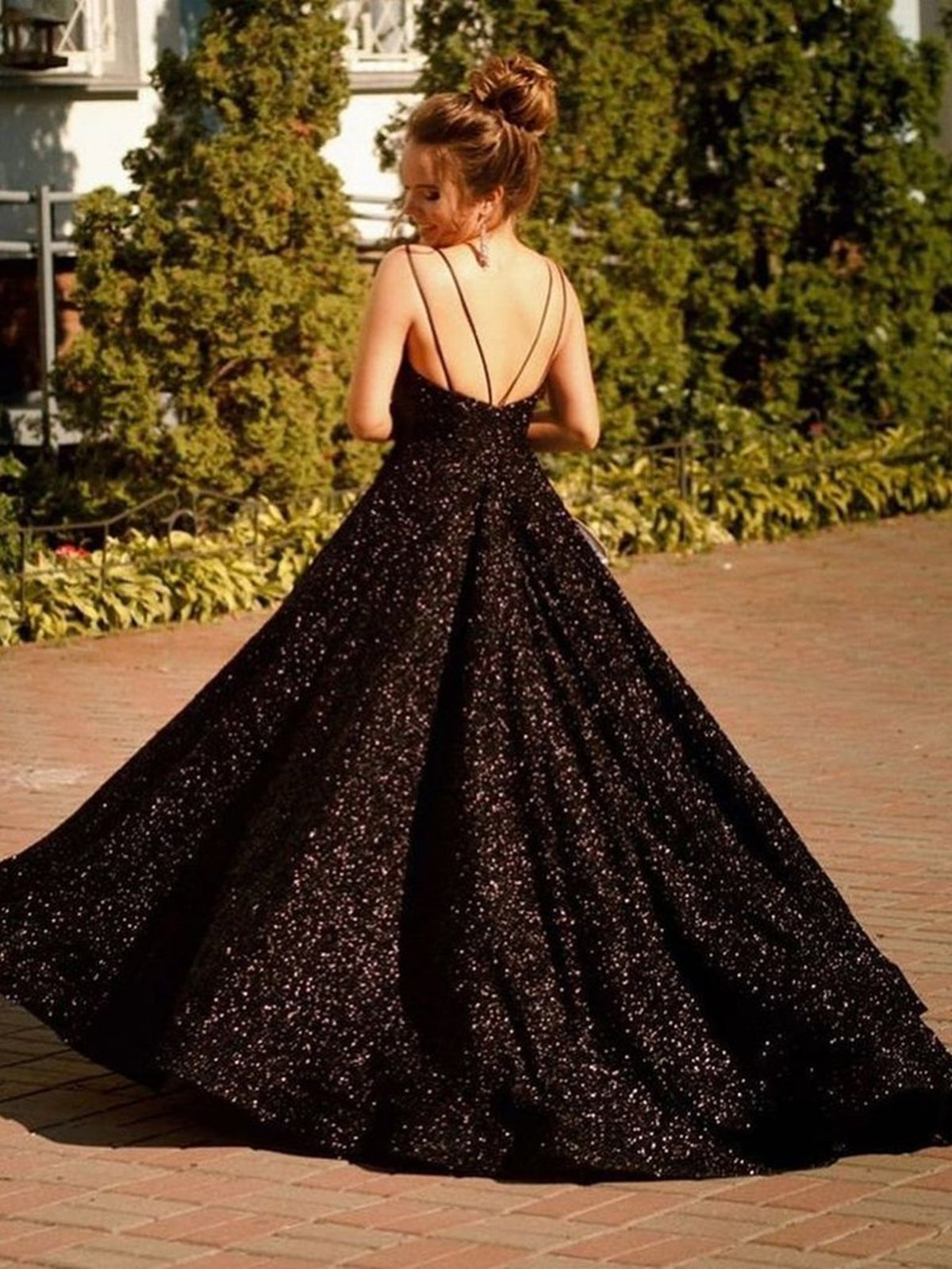 Robes de bal formelles longues noires brillantes en ligne A à dos nu à paillettes et col en V