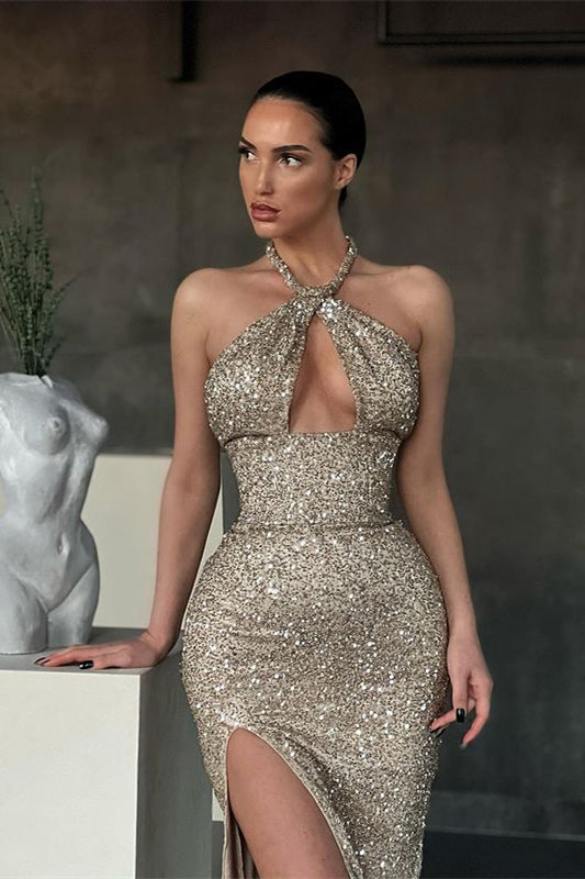 Robe de bal fine brillante à col licou avec fente latérale et traîne balayante