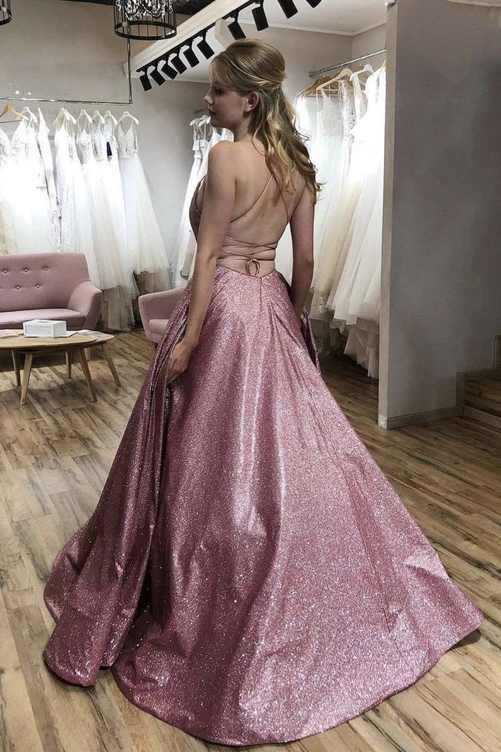 Robes de soirée formelles brillantes longues en ligne A avec fines bretelles et dos ouvert