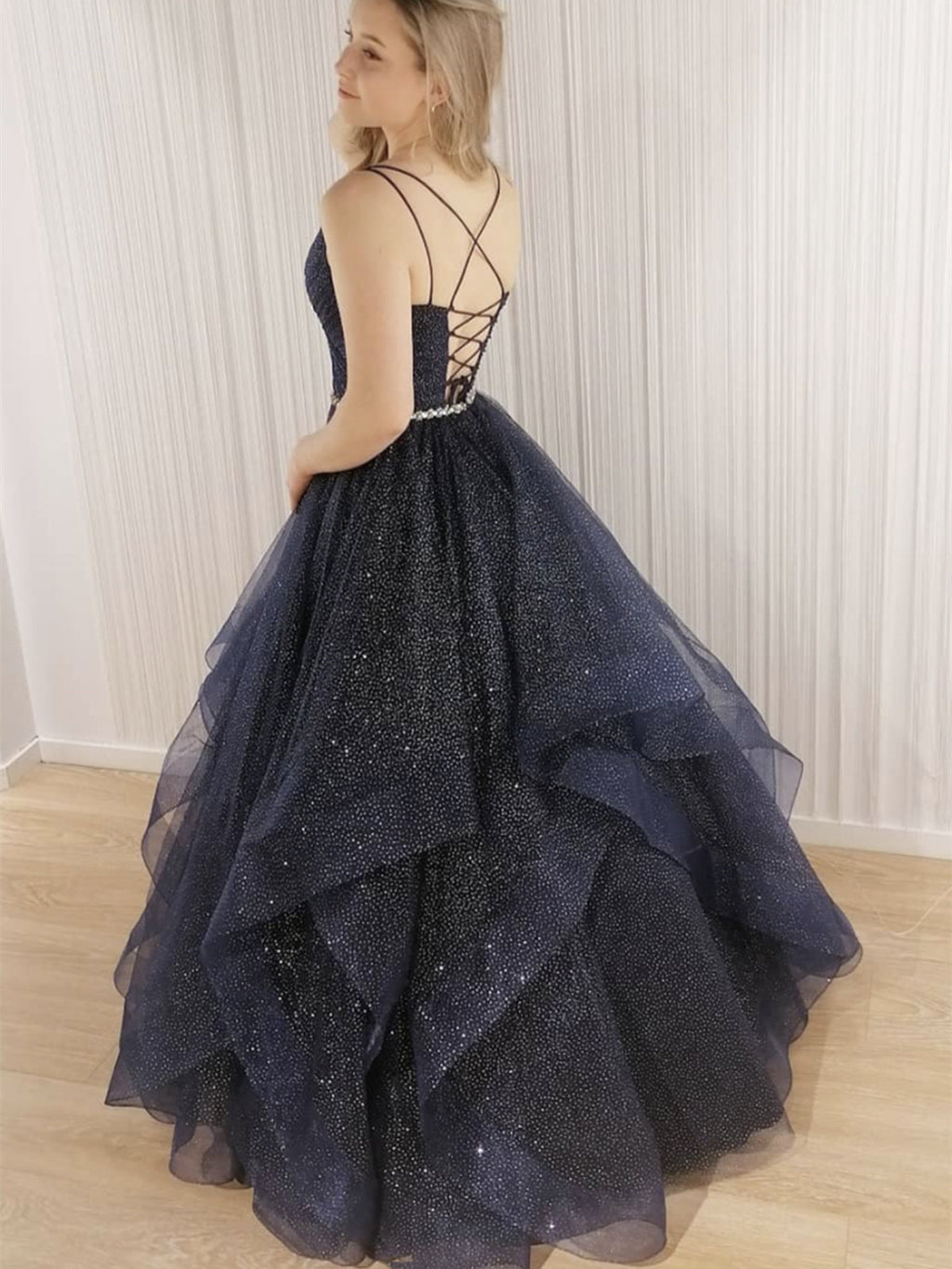 Robes de bal formelles brillantes longues en tulle à perles, coupe évasée en A, col en V et dos ouvert