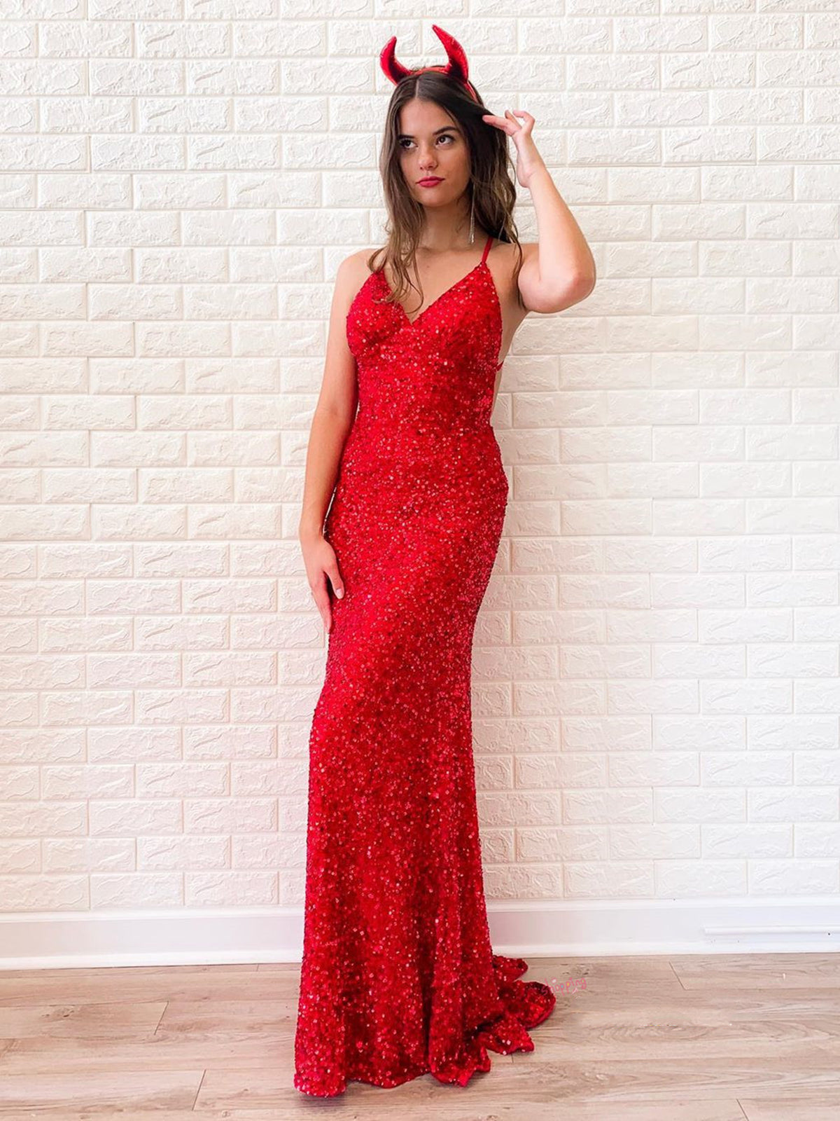 Abito lungo da sera rosso lucido a sirena con scollo a V, senza schienale e con paillettes