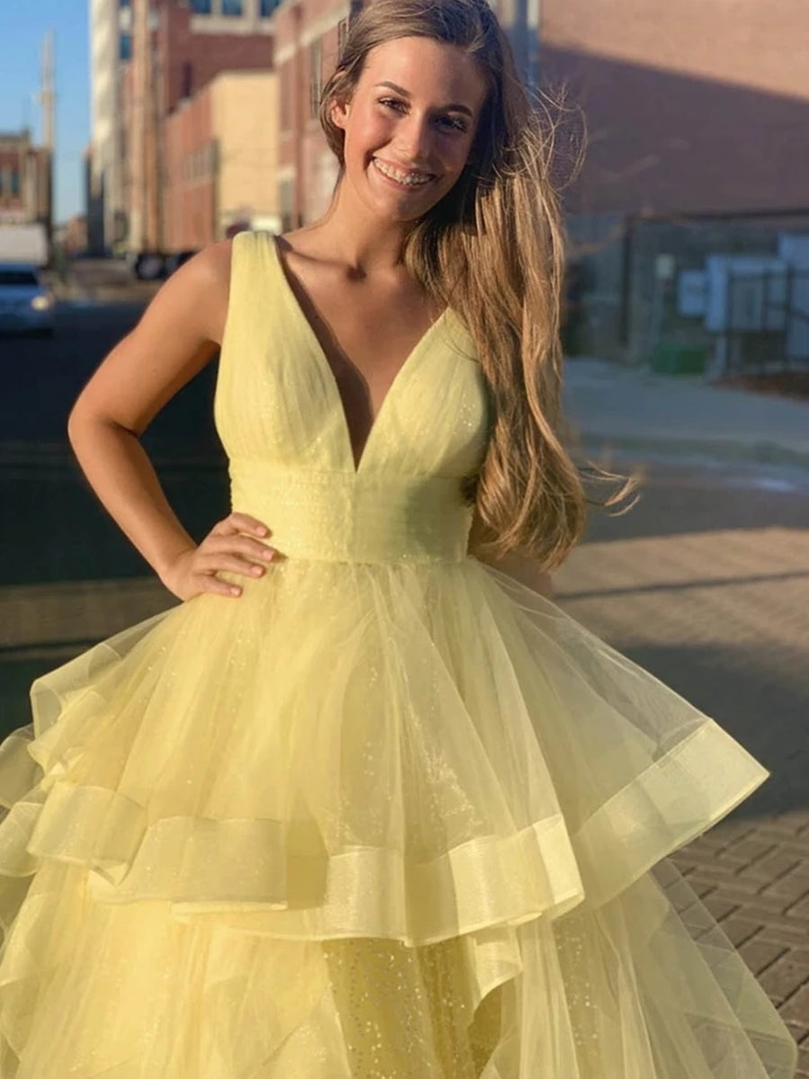 Abito lungo giallo lucente a linea ad A con scollo a V e tulle vaporoso per cerimonia di diploma