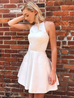 Robes courtes trapèze en satin à col licou et dos ouvert pour bal de promo