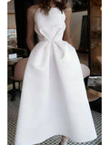 Robe courte trapèze à encolure bijou en satin avec fines bretelles et poches pour cérémonie