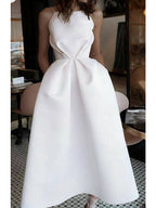 Robe courte trapèze à encolure bijou en satin avec fines bretelles et poches pour cérémonie