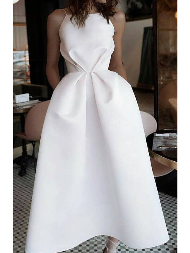 Robe courte trapèze à encolure bijou en satin avec fines bretelles et poches pour cérémonie