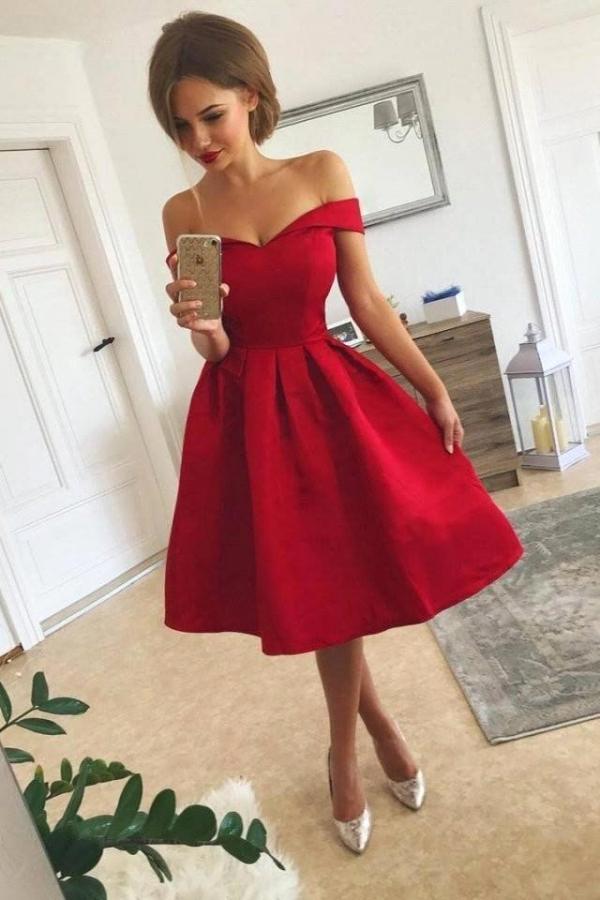 Abito corto rosso in raso a linea ad A con spalle scoperte per ballo di fine anno