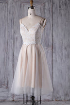 Vestido de Noiva Curto em Linha A com Alças Finas de Renda e Tule
