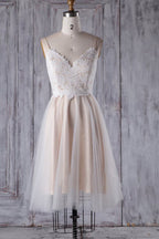 Vestido de Noiva Curto em Linha A com Alças Finas de Renda e Tule