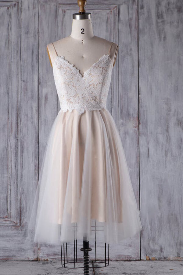 Vestido de Noiva Curto em Linha A com Alças Finas de Renda e Tule
