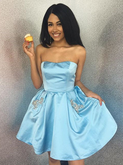 Abito corto a trapezio senza spalline in raso con perline per festa di fine anno con tasche