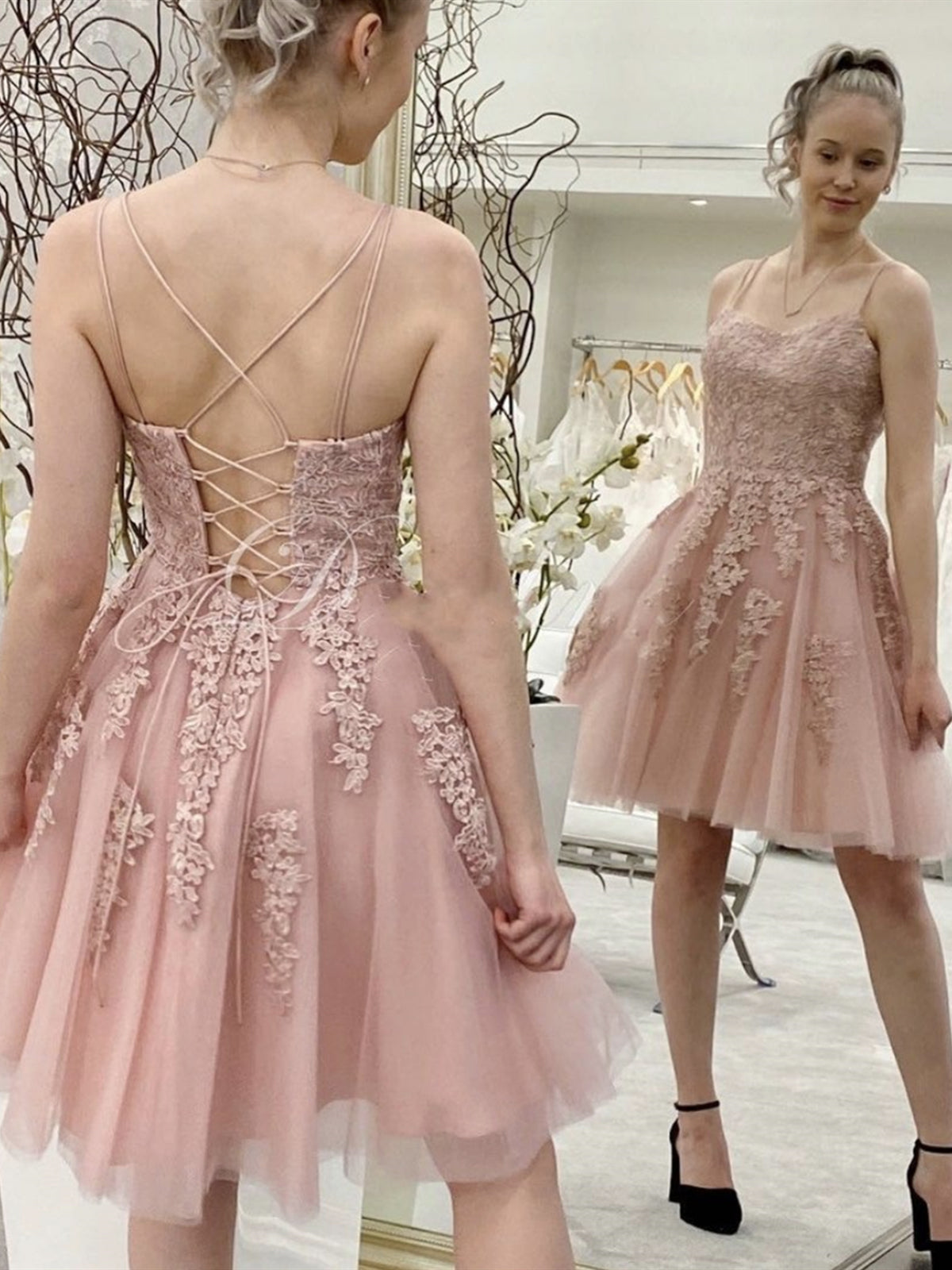 Abito corto a trapezio senza spalline con sottili bretelle, tulle e pizzo, schiena scoperta, formale per ballo di fine anno e serata di ritorno a casa