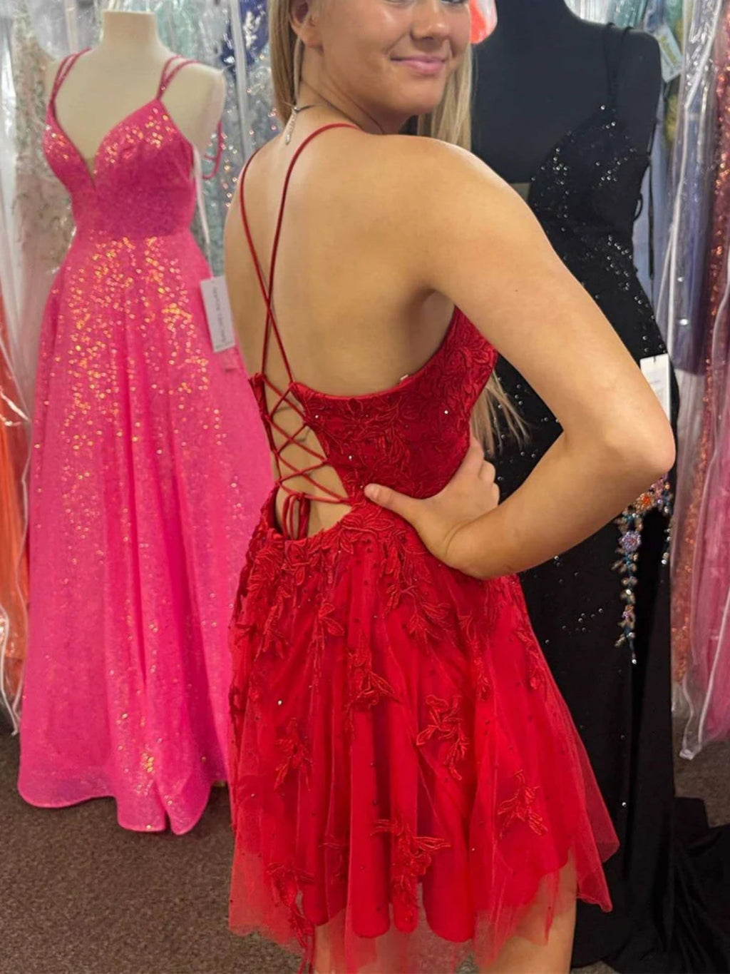 Vestidos curtos de baile em linha A com decote em V, costas descobertas e renda, vestidos formais vermelhos para festa de receção