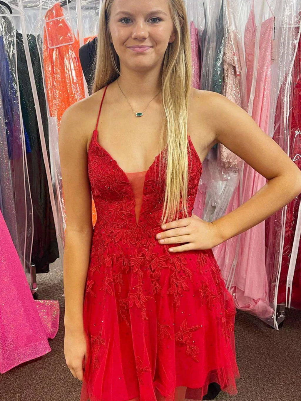 Vestidos curtos de baile em linha A com decote em V, costas descobertas e renda, vestidos formais vermelhos para festa de receção