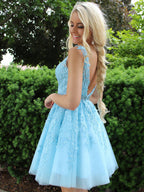 Robes de bal de fin d'année courtes en tulle sans dos avec appliques en dentelle, en ligne A et col en V