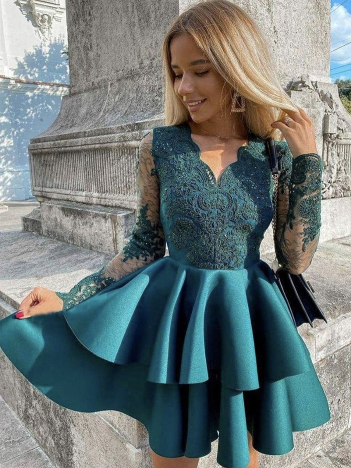 Vestiti corti a linea ad A con scollo a V in raso e pizzo per laurea, ballo di fine anno e ritorno a casa con maniche