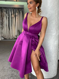 Vestido de cetim curto em linha A com decote em V e racha Roxo Vestidos de baile de finalistas