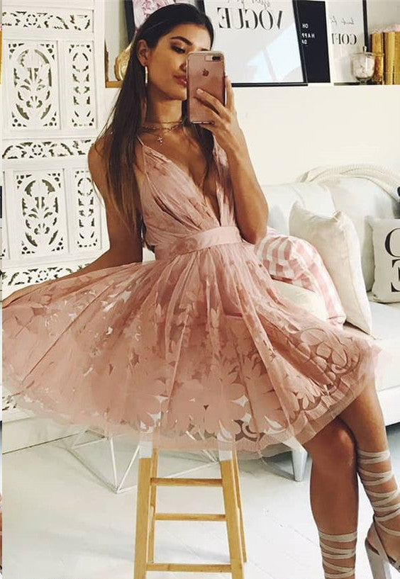 Vestido curto evasê com decote em V, alças finas e aplicações de renda para festa de receção