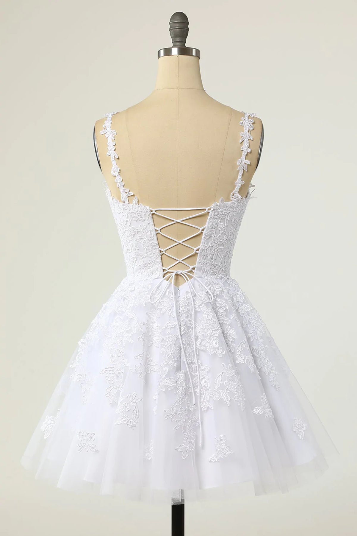 Kurzes A-Linien-Ballkleid mit V-Ausschnitt und rückenfreiem Tüll und Spitze in Weiß