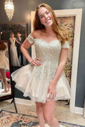 Vestido Curto de Festa em Tule com Aplicação e Decote Ombro a Ombro Cor Champanhe