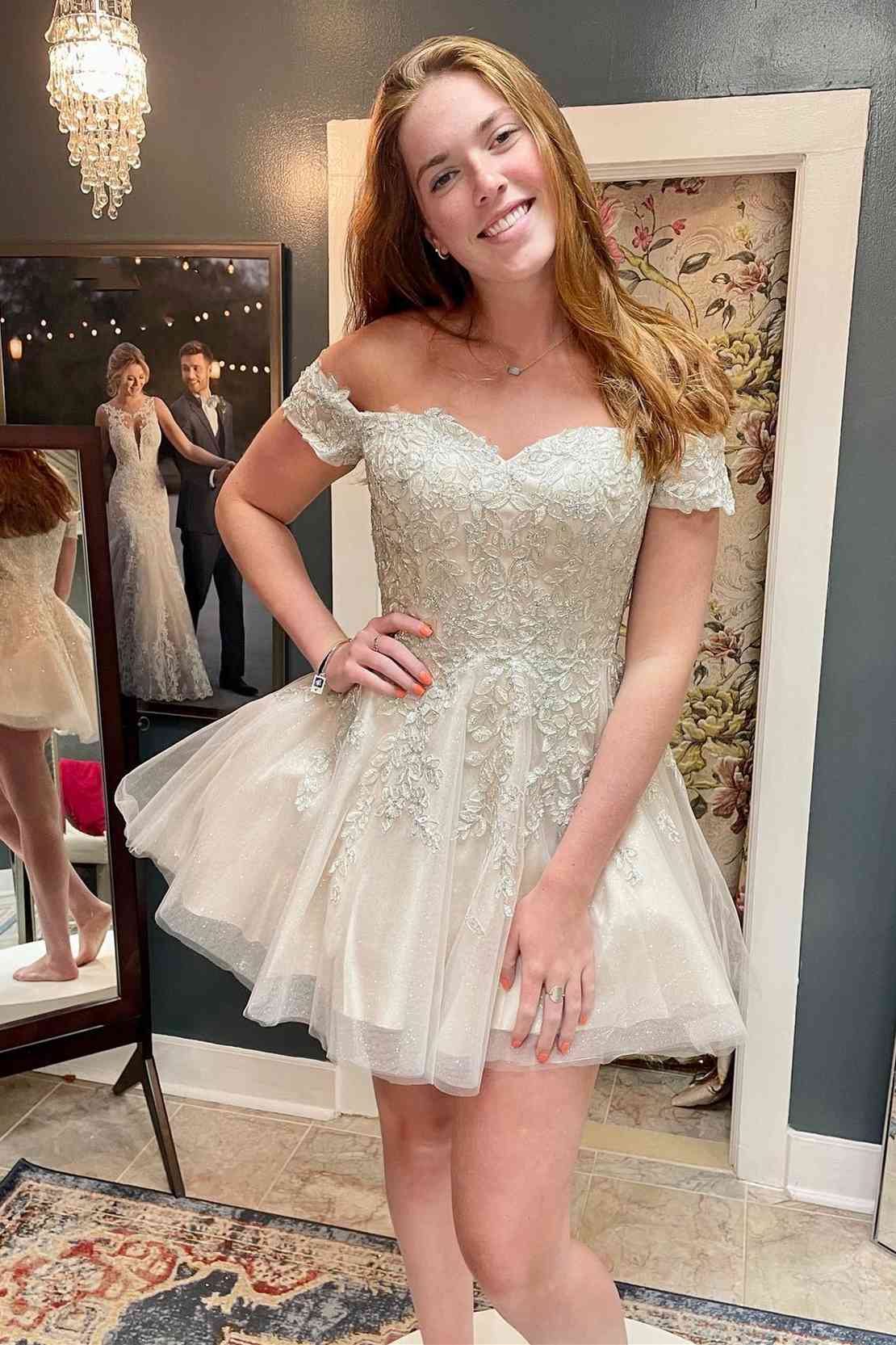 Vestido Curto de Festa em Tule com Aplicação e Decote Ombro a Ombro Cor Champanhe