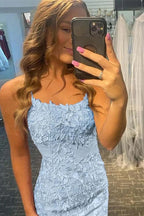 Kurzes, säulenförmiges, blaues, ärmelloses Ballkleid mit Spaghettiträgern aus Spitze 