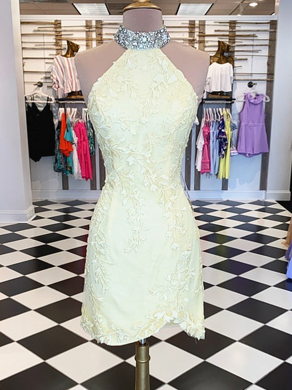 Robes courtes de bal de fin d'année à dos nu en dentelle style sirène