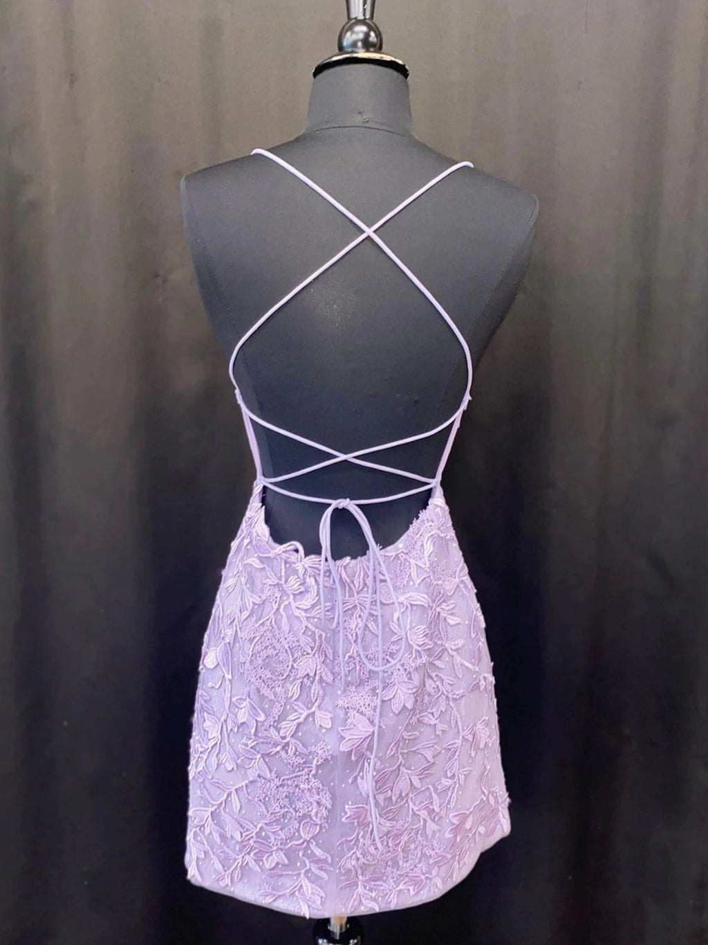 Vestido de fiesta morado de sirena, corto, con encaje y espalda abierta.