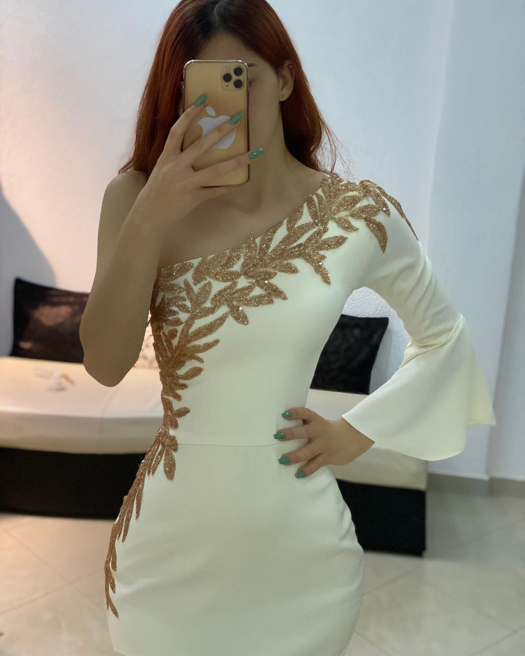 Robe courte de bal à une épaule en satin avec manches