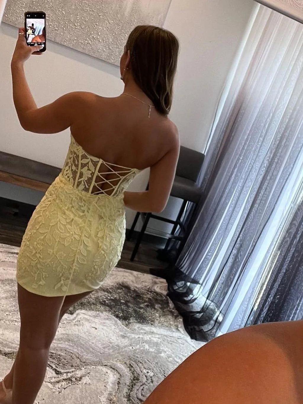 Vestido de fiesta amarillo de encaje con escote corazón y corte sirena