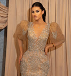 Robe de bal sirène longue jusqu'au sol avec appliques en dentelle, col en V et manches courtes bouffantes