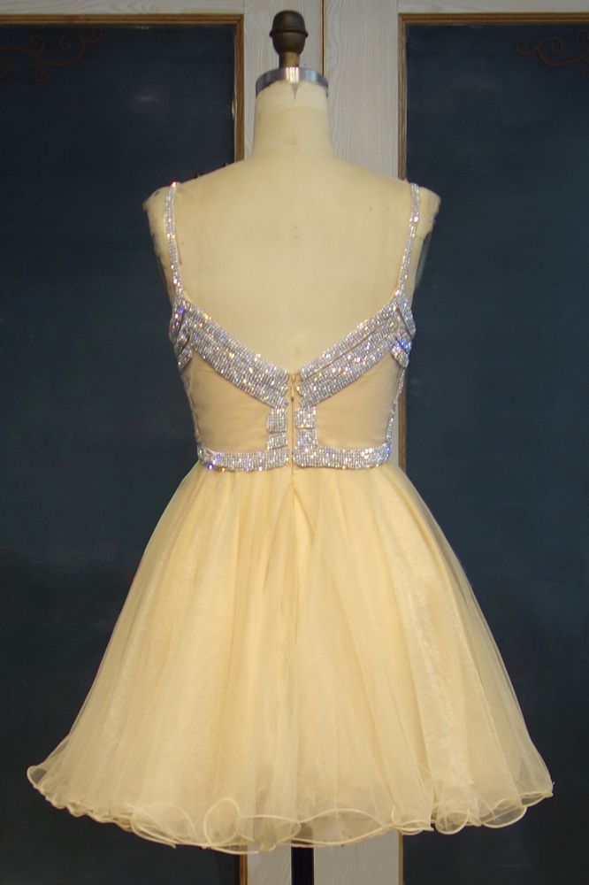 Vestidos de baile curtos em tule, corte evasê, alças finas, decote coração, com lantejoulas