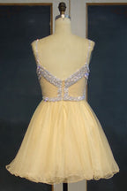 Vestidos de baile curtos em tule, corte evasê, alças finas, decote coração, com lantejoulas