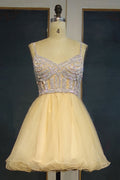 Vestidos de baile curtos em tule, corte evasê, alças finas, decote coração, com lantejoulas