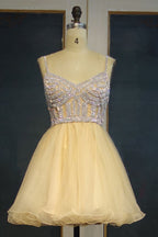 Vestidos de baile curtos em tule, corte evasê, alças finas, decote coração, com lantejoulas