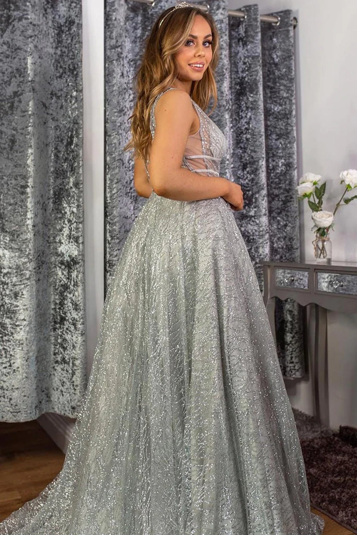 Abito da sera lungo grigio argento a linea ad A con paillettes, scollo a V e schiena scoperta con paillettes