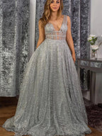 Abito da sera lungo grigio argento a linea ad A con paillettes, scollo a V e schiena scoperta con paillettes