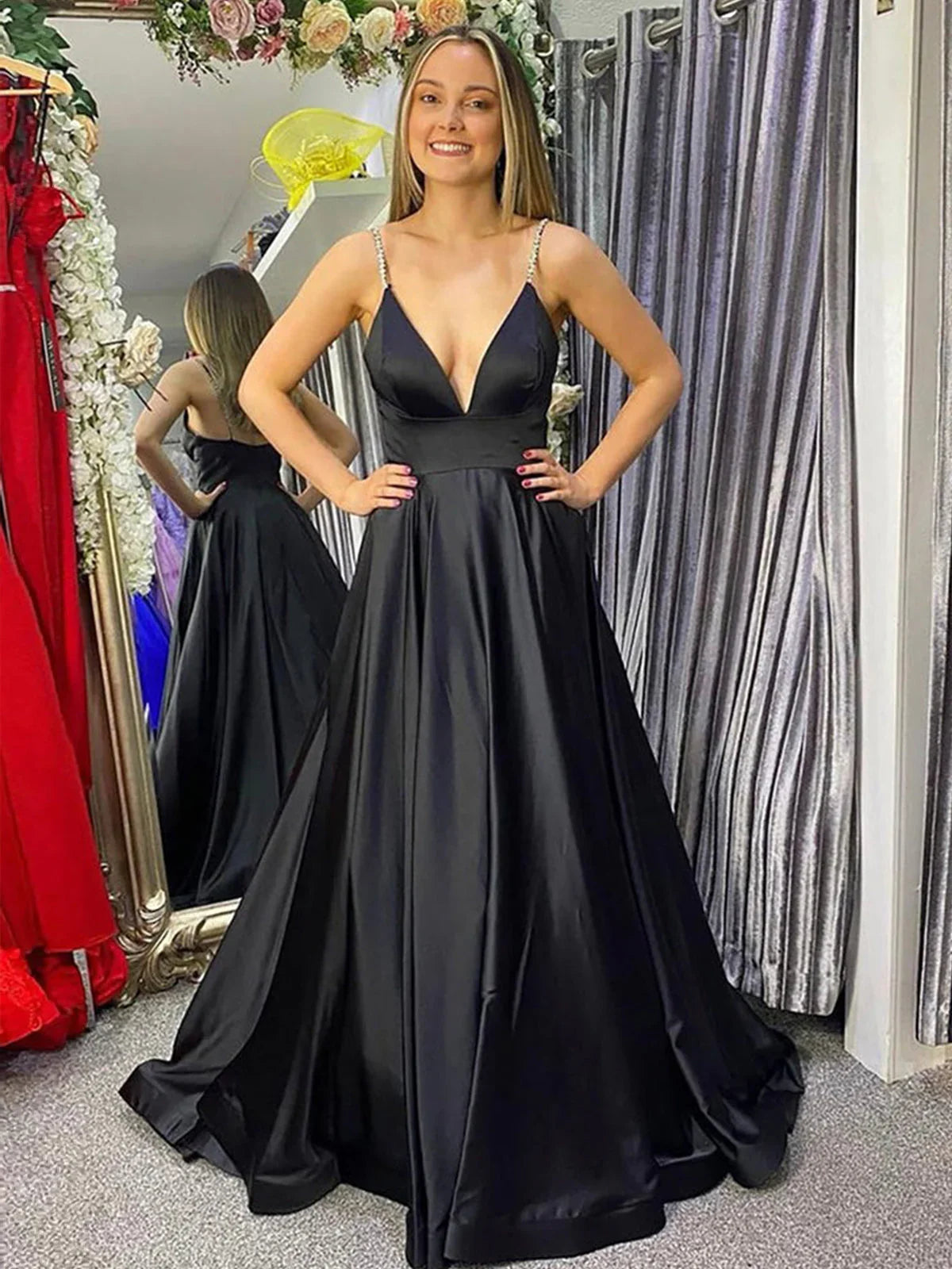 Silvie | Vestido de Festa Preto em Cetim com Decote Profundo em V e Corte em A com Bordados