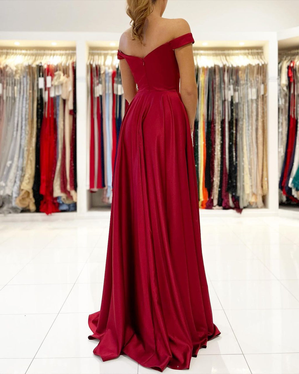 Robe longue de bal simple en satin extensible, coupe trapèze, décolletée épaules nues, avec fente