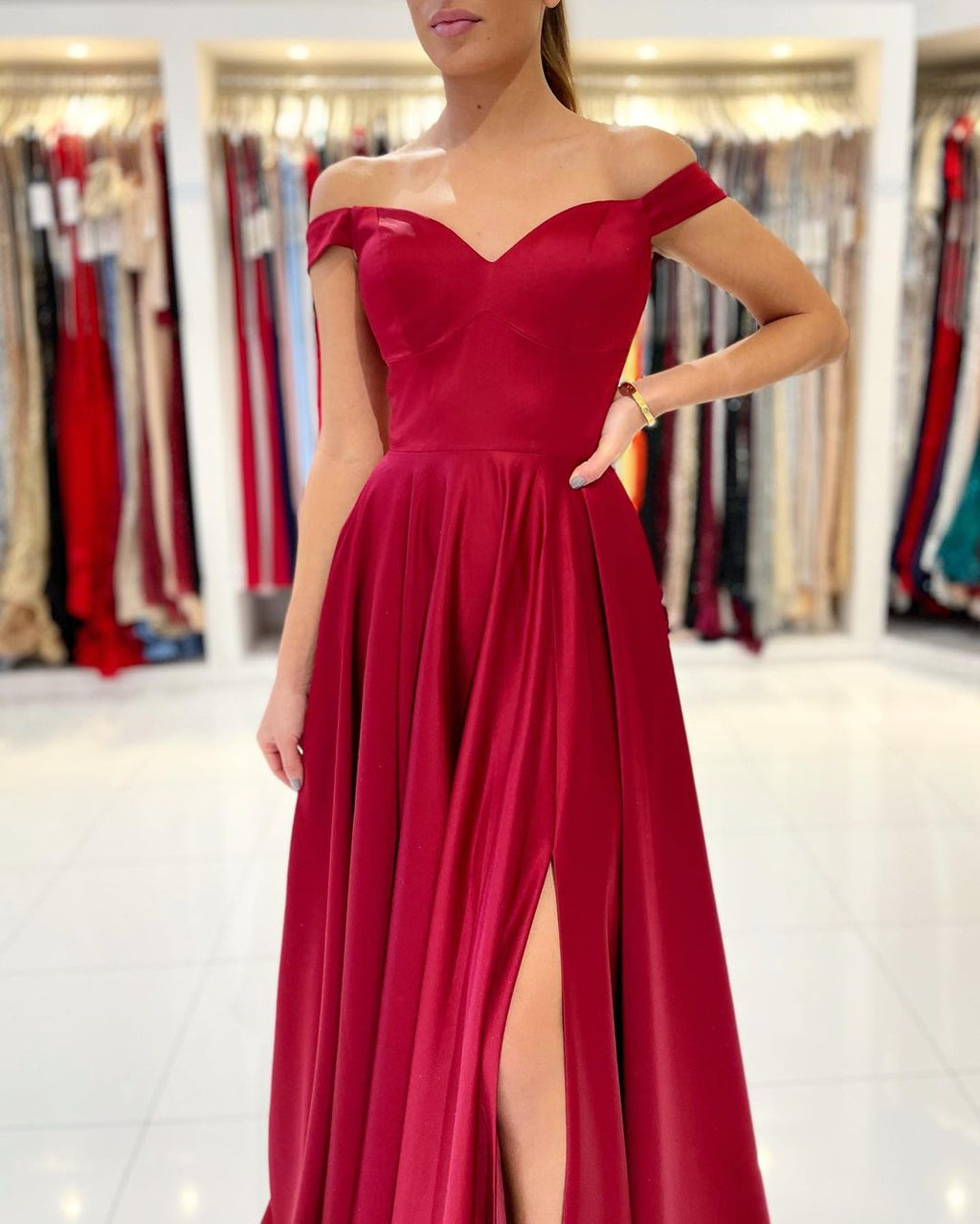 Robe longue de bal simple en satin extensible, coupe trapèze, décolletée épaules nues, avec fente