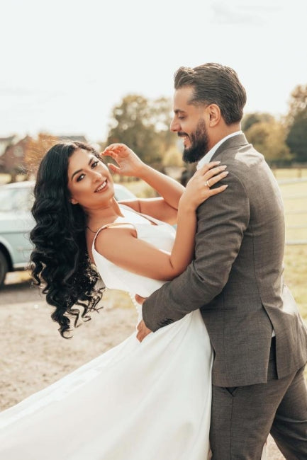 Vestido de novia sencillo de satén sin mangas con corte A y abertura lateral
