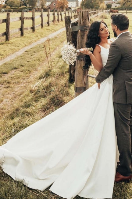 Vestido de novia sencillo de satén sin mangas con corte A y abertura lateral