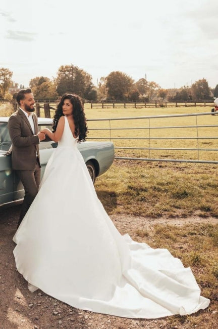 Vestido de novia sencillo de satén sin mangas con corte A y abertura lateral