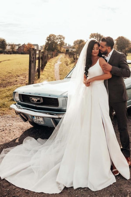 Vestido de novia sencillo de satén sin mangas con corte A y abertura lateral