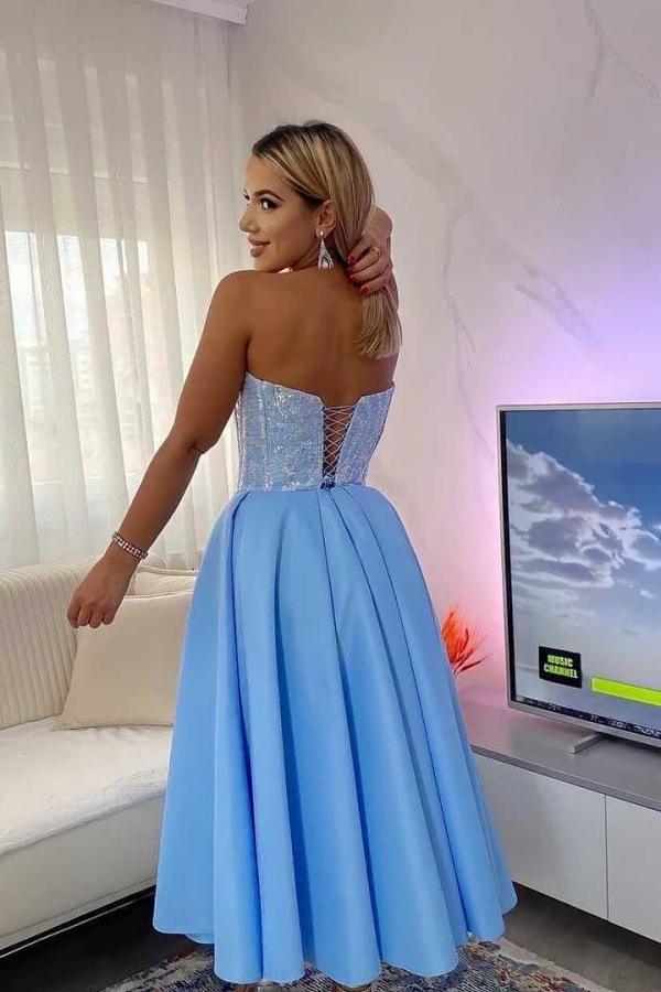 Robe de bal courte bleue en satin, simple, sans bretelles, coupe trapèze