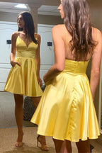 Einfaches A-Linien-Kleid mit V-Ausschnitt und rückenfreiem, gelbem Satin, kurz, für den Abschlussball oder die Heimkehr mit Taschen